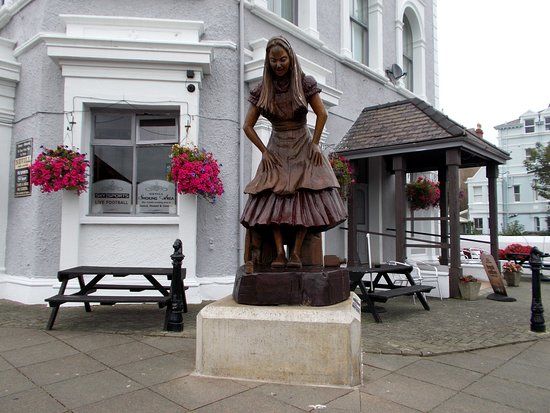 Alice In Wonderland Statue